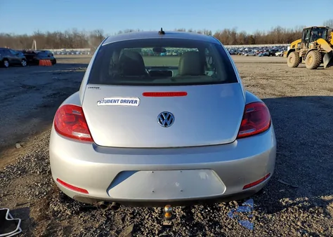 2015 Volkswagen Beetle 1.8T z USA, uszkodzony, nr VIN 3VWJ17AT7FM638543